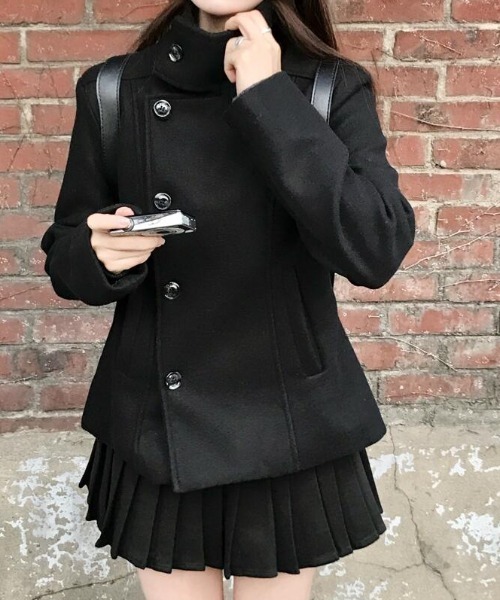 semplice（センプリチェ）の「スタンドカラーのシングルバックルの黒いウールのコート（その他アウター・レディース・ブラック/ライトグレー・F）」の6枚目の写真