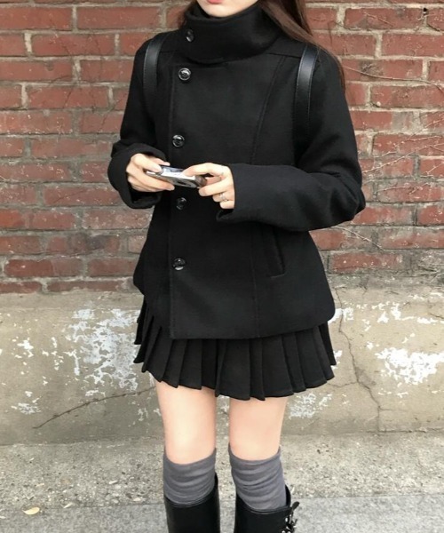 semplice（センプリチェ）の「スタンドカラーのシングルバックルの黒いウールのコート（その他アウター・レディース・ブラック/ライトグレー・F）」の12枚目の写真