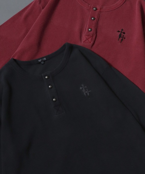SITRY（シトリー）の「2026AW Cross Logo Embroidery Thermal/ヴィンテージライク ピグメント加工 クロスロゴ ワンポイント刺繍 サーマル ワッフル ヘンリーネック ロンT 長袖Tシャツ（Tシャツ/カットソー・メンズ・チャコール/レッド/ブラック・L/M）」の2枚目の写真