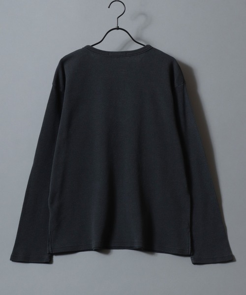 SITRY（シトリー）の「2026AW Cross Logo Embroidery Thermal/ヴィンテージライク ピグメント加工 クロスロゴ ワンポイント刺繍 サーマル ワッフル ヘンリーネック ロンT 長袖Tシャツ（Tシャツ/カットソー・メンズ・チャコール/レッド/ブラック・L/M）」の5枚目の写真