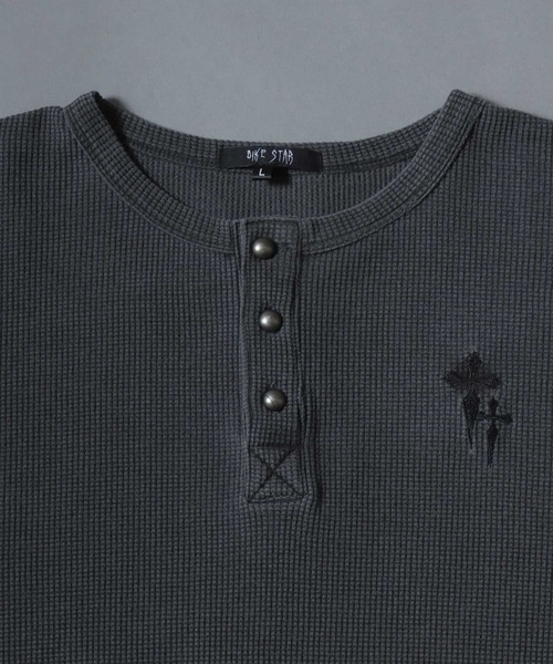 SITRY（シトリー）の「2026AW Cross Logo Embroidery Thermal/ヴィンテージライク ピグメント加工 クロスロゴ ワンポイント刺繍 サーマル ワッフル ヘンリーネック ロンT 長袖Tシャツ（Tシャツ/カットソー・メンズ・チャコール/レッド/ブラック・L/M）」の10枚目の写真
