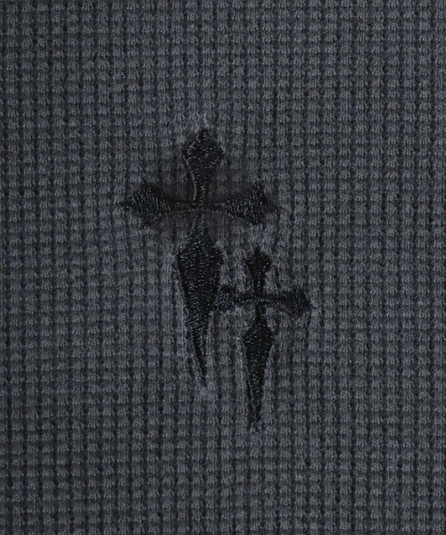 SITRY（シトリー）の「2026AW Cross Logo Embroidery Thermal/ヴィンテージライク ピグメント加工 クロスロゴ ワンポイント刺繍 サーマル ワッフル ヘンリーネック ロンT 長袖Tシャツ（Tシャツ/カットソー・メンズ・チャコール/レッド/ブラック・L/M）」の12枚目の写真