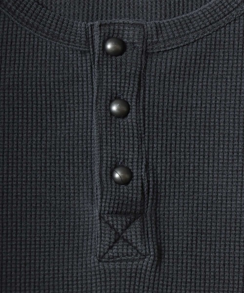 SITRY（シトリー）の「2026AW Cross Logo Embroidery Thermal/ヴィンテージライク ピグメント加工 クロスロゴ ワンポイント刺繍 サーマル ワッフル ヘンリーネック ロンT 長袖Tシャツ（Tシャツ/カットソー・メンズ・チャコール/レッド/ブラック・L/M）」の11枚目の写真
