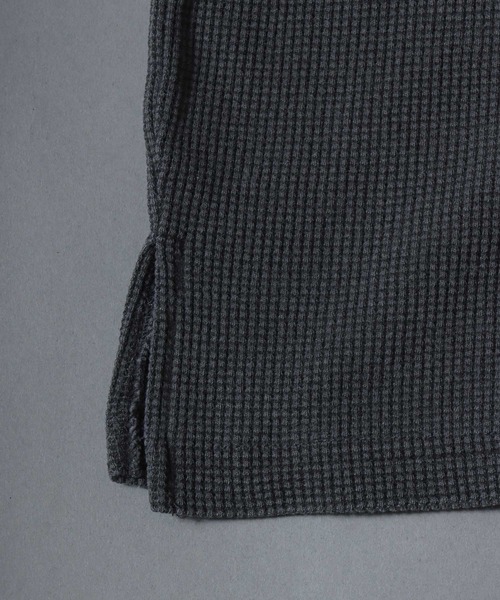 SITRY（シトリー）の「2026AW Cross Logo Embroidery Thermal/ヴィンテージライク ピグメント加工 クロスロゴ ワンポイント刺繍 サーマル ワッフル ヘンリーネック ロンT 長袖Tシャツ（Tシャツ/カットソー・メンズ・チャコール/レッド/ブラック・L/M）」の14枚目の写真