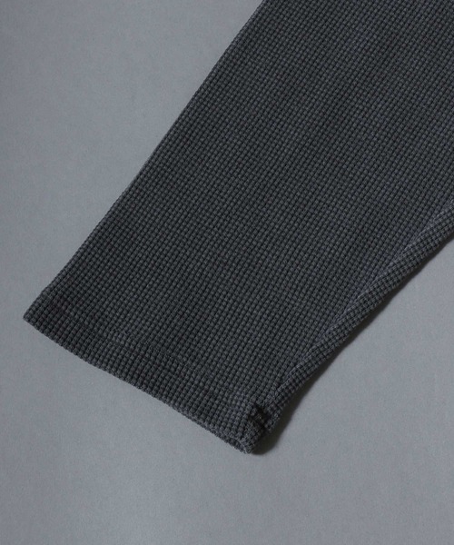 SITRY（シトリー）の「2026AW Cross Logo Embroidery Thermal/ヴィンテージライク ピグメント加工 クロスロゴ ワンポイント刺繍 サーマル ワッフル ヘンリーネック ロンT 長袖Tシャツ（Tシャツ/カットソー・メンズ・チャコール/レッド/ブラック・L/M）」の13枚目の写真
