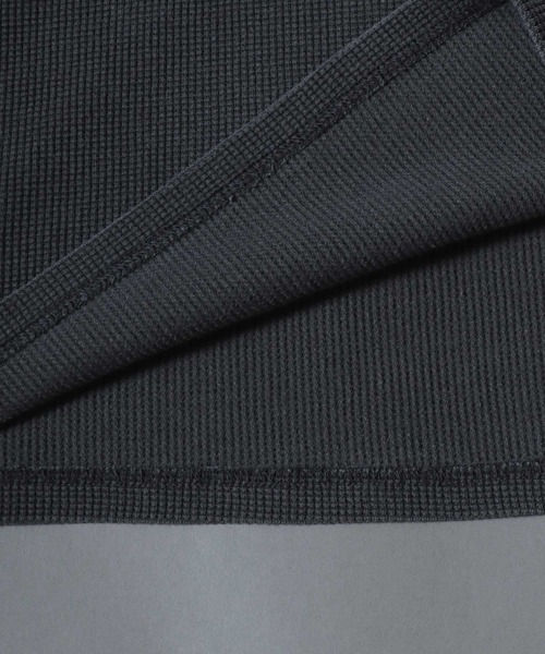 SITRY（シトリー）の「2026AW Cross Logo Embroidery Thermal/ヴィンテージライク ピグメント加工 クロスロゴ ワンポイント刺繍 サーマル ワッフル ヘンリーネック ロンT 長袖Tシャツ（Tシャツ/カットソー・メンズ・チャコール/レッド/ブラック・L/M）」の15枚目の写真