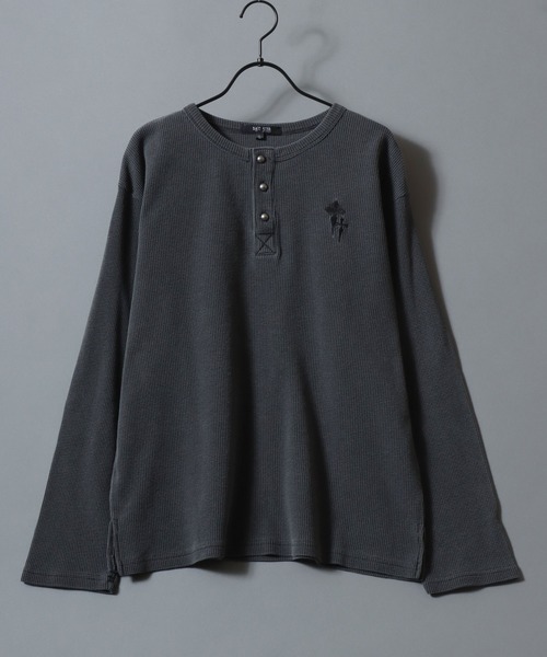 SITRY（シトリー）の「2026AW Cross Logo Embroidery Thermal/ヴィンテージライク ピグメント加工 クロスロゴ ワンポイント刺繍 サーマル ワッフル ヘンリーネック ロンT 長袖Tシャツ（Tシャツ/カットソー・メンズ・チャコール/レッド/ブラック・L/M）」の6枚目の写真