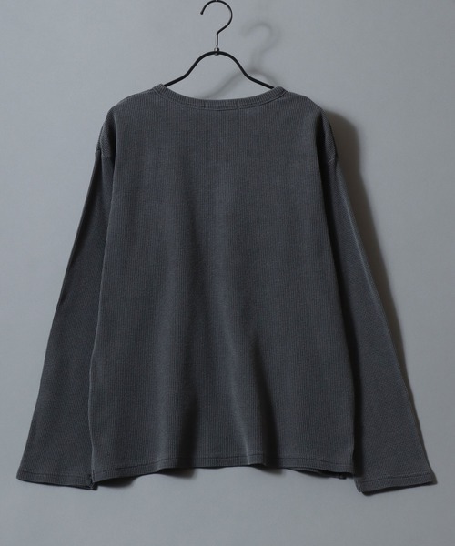 SITRY（シトリー）の「2026AW Cross Logo Embroidery Thermal/ヴィンテージライク ピグメント加工 クロスロゴ ワンポイント刺繍 サーマル ワッフル ヘンリーネック ロンT 長袖Tシャツ（Tシャツ/カットソー・メンズ・チャコール/レッド/ブラック・L/M）」の7枚目の写真