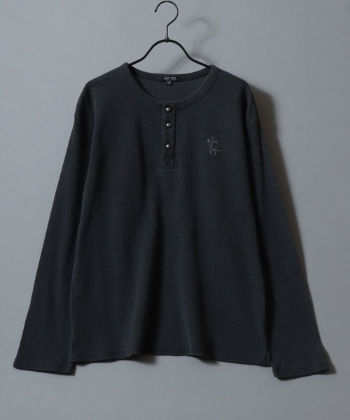 SITRY（シトリー）の「2026AW Cross Logo Embroidery Thermal/ヴィンテージライク ピグメント加工 クロスロゴ ワンポイント刺繍 サーマル ワッフル ヘンリーネック ロンT 長袖Tシャツ（Tシャツ/カットソー・メンズ・チャコール/レッド/ブラック・L/M）」の4枚目の写真