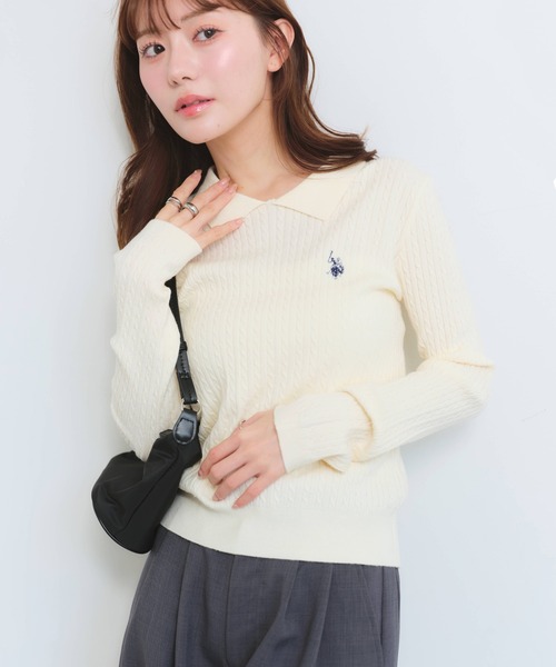 U.S. POLO ASSN.(ユーエスポロアッスン)の「【U.S. POLO ASSN./ユーエスポロアッスン】ワンポイントロゴ刺繍 ステンカラー ケーブルニット(ニット/セーター・レディース・イエロー/アイボリー/ブラック/サックスブルー・L/M/LL)」の1枚目の写真