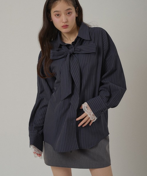 MUHET(ミュエータ)の「multiway ribbon tie lace shirt / マルチウェイレース付きリボンシャツ(シャツ/ブラウス・レディース・ベージュ/ネイビー/ピンク/ライトブルー・FREE)」の3枚目の写真