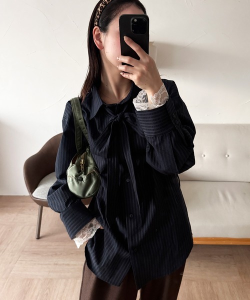 MUHET(ミュエータ)の「multiway ribbon tie lace shirt / マルチウェイレース付きリボンシャツ(シャツ/ブラウス・レディース・ベージュ/ネイビー/ピンク/ライトブルー・FREE)」の7枚目の写真