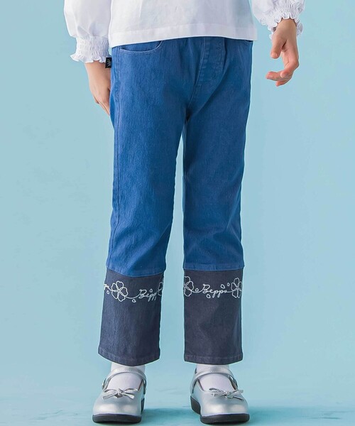 BeBe Petits Pois Vert（ベベプチポワヴェール）の「【店舗限定】配色刺しゅう切り替えストレッチデニムパンツ（デニムパンツ・キッズ・グレー系その他/ブルー系その他・100cm/130cm/140cm/120cm/150cm/110cm）」の2枚目の写真