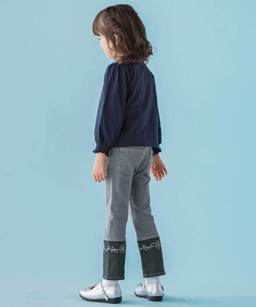 BeBe Petits Pois Vert（ベベプチポワヴェール）の「【店舗限定】配色刺しゅう切り替えストレッチデニムパンツ（デニムパンツ・キッズ・グレー系その他/ブルー系その他・100cm/130cm/140cm/120cm/150cm/110cm）」の7枚目の写真