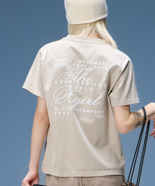 X-girl(エックスガール)の「FADED MESSAGE AND SCRIPT LOGO S/S TEE(Tシャツ/カットソー・レディース・ブラック/ベージュ/オレンジ・S/M/L)」の1枚目の写真