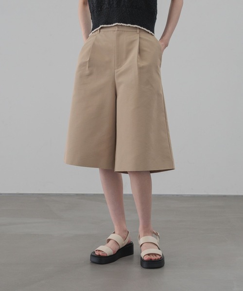 LOWRYS FARM（ローリーズファーム）の「チノタックハーフパンツ 637560（その他パンツ・レディース・ベージュ/ブラック・LARGE/MEDIUM）」の2枚目の写真