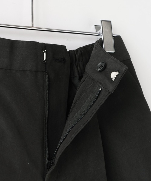 LOWRYS FARM（ローリーズファーム）の「チノタックハーフパンツ 637560（その他パンツ・レディース・ベージュ/ブラック・LARGE/MEDIUM）」の6枚目の写真