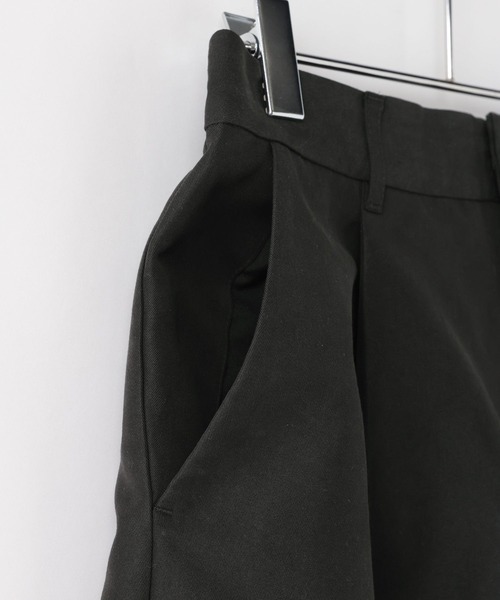 LOWRYS FARM（ローリーズファーム）の「チノタックハーフパンツ 637560（その他パンツ・レディース・ベージュ/ブラック・LARGE/MEDIUM）」の7枚目の写真