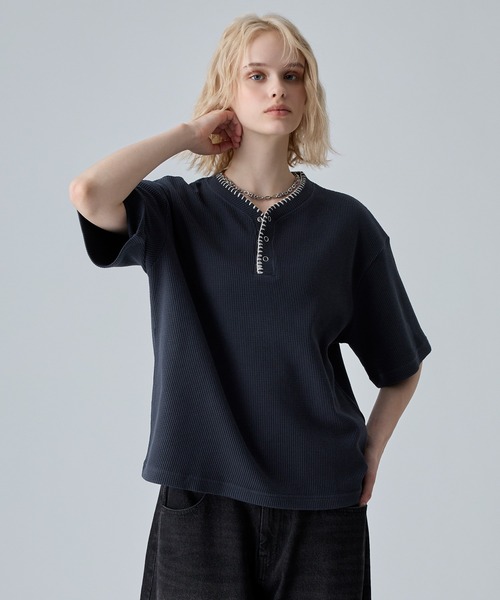 VELNUS(ベルナス)の「【VELNUS】Quick-Dry & Anti-Bacterial Deodorant Hand-Stitch V-Neck Waffle Henley Short-Sleeve T-Shirt/〈吸水速乾・抗菌防臭〉ハンドステッチVネックワッフルヘンリーネック半袖Tシャツ(Tシャツ/カットソー・メンズ・ネイビー/グレー・S/L/M)」の3枚目の写真