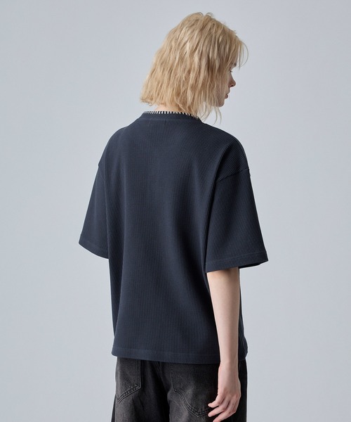 VELNUS(ベルナス)の「【VELNUS】Quick-Dry & Anti-Bacterial Deodorant Hand-Stitch V-Neck Waffle Henley Short-Sleeve T-Shirt/〈吸水速乾・抗菌防臭〉ハンドステッチVネックワッフルヘンリーネック半袖Tシャツ(Tシャツ/カットソー・メンズ・ネイビー/グレー・S/L/M)」の5枚目の写真
