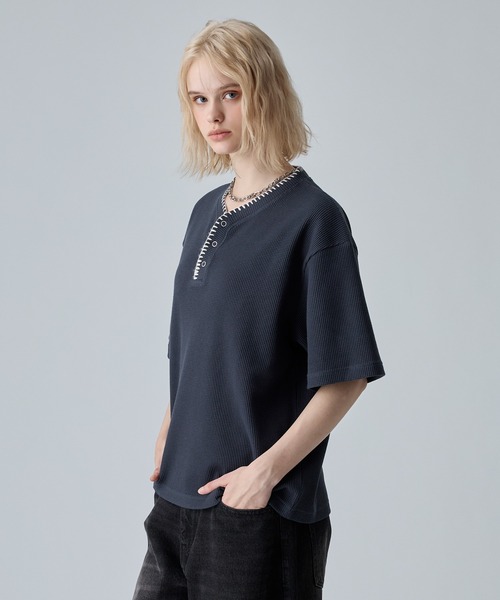 VELNUS(ベルナス)の「【VELNUS】Quick-Dry & Anti-Bacterial Deodorant Hand-Stitch V-Neck Waffle Henley Short-Sleeve T-Shirt/〈吸水速乾・抗菌防臭〉ハンドステッチVネックワッフルヘンリーネック半袖Tシャツ(Tシャツ/カットソー・メンズ・ネイビー/グレー・S/L/M)」の6枚目の写真