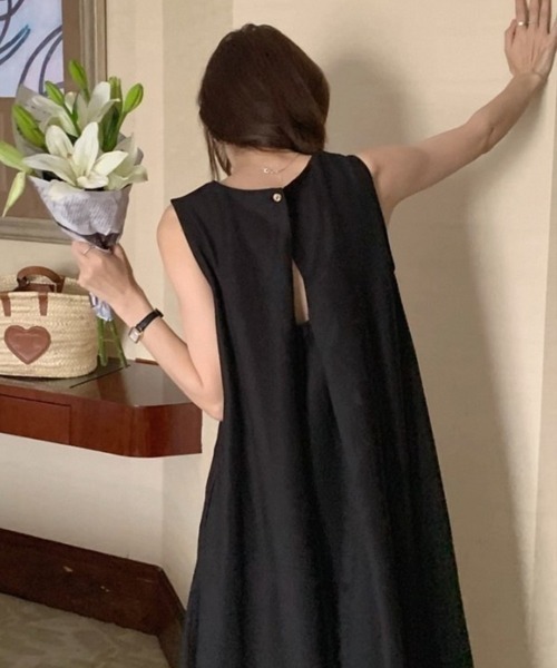 Flugge(フラッジー)の「バックスリットノースリーブワンピ(ワンピース・レディース・アイボリー/ブラック・MEDIUM/LARGE)」の1枚目の写真