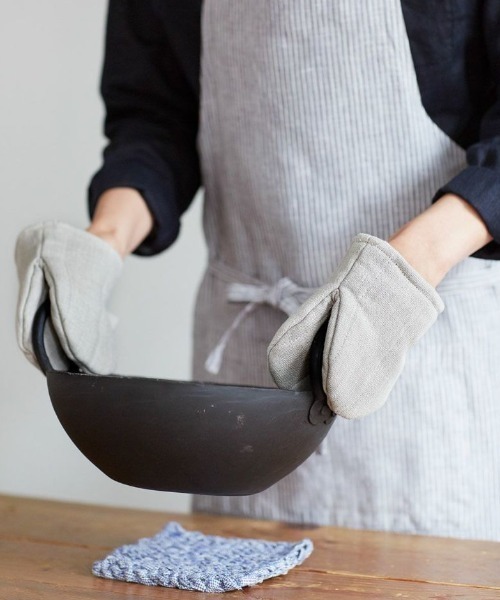 fog linen work(フォグリネンワーク)の「fog(フォグ)オーブンミトン(キッチンツール・レディース・チャコールグレー/ナチュラル・ONE SIZE)」の1枚目の写真