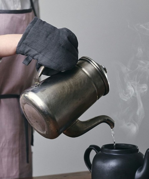 fog linen work(フォグリネンワーク)の「fog(フォグ)オーブンミトン(キッチンツール・レディース・チャコールグレー/ナチュラル・ONE SIZE)」の2枚目の写真