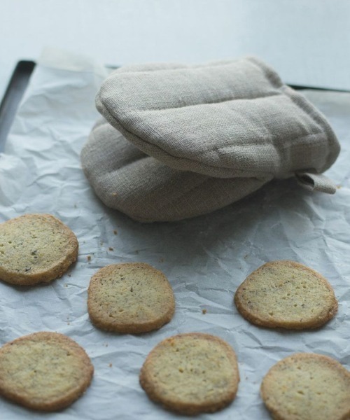 fog linen work(フォグリネンワーク)の「fog(フォグ)オーブンミトン(キッチンツール・レディース・チャコールグレー/ナチュラル・ONE SIZE)」の6枚目の写真