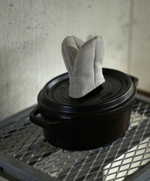 fog linen work(フォグリネンワーク)の「fog(フォグ)オーブンミトン(キッチンツール・レディース・チャコールグレー/ナチュラル・ONE SIZE)」の7枚目の写真