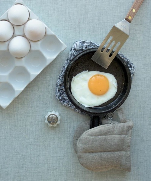 fog linen work(フォグリネンワーク)の「fog(フォグ)オーブンミトン(キッチンツール・レディース・チャコールグレー/ナチュラル・ONE SIZE)」の4枚目の写真