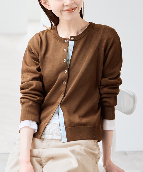 U by SPICK&SPAN（ユーバイスピックアンドスパン）の「ウォッシャブルドットボタンニットカーディガン（カーディガン/ボレロ・レディース・ホワイト/ブラウン/サックスブルー・FREE）」の2枚目の写真