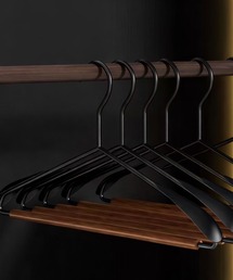 Mignonjour（ミニョンジュール）の「FReePLACe/大人 ブラック ハンガー 2本セット X12792（ランドリーグッズ）」