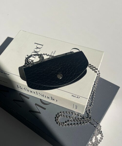 CAPRICIEUX LE'MAGE(カプリシューレマージュ)の「〈GOLDY/ゴールディ〉グラスリップホルダーチャーム(サングラス・レディース・ベージュ/ブラック・FREE)」の3枚目の写真