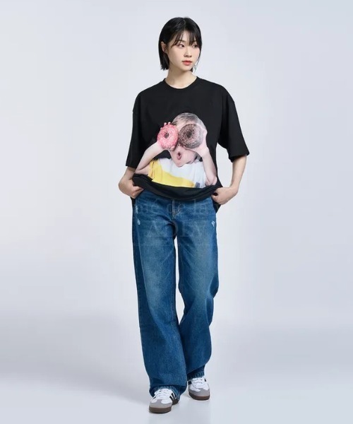 acme de la vie(アクメドラビ)の「【日本未発売/WEB限定】acme de la vie(アクメドラビ)/ベイビー フェイス ロゴ ショートスリーブ クルーネック 半袖 Tシャツ/ADLV BABY FACE SHORT SLEEVE T-SHIRT(Tシャツ/カットソー・レディース・ブラック・L/M)」の3枚目の写真