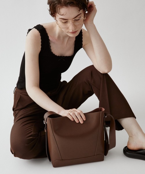 arholiday.standard(エーアールホリデースタンダード)の「2way real leather baguette bag / 2wayリアルレザーバゲットバッグ(ショルダーバッグ・レディース・ブラウン/ブラック・FREE)」の10枚目の写真