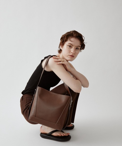 arholiday.standard(エーアールホリデースタンダード)の「2way real leather baguette bag / 2wayリアルレザーバゲットバッグ(ショルダーバッグ・レディース・ブラウン/ブラック・FREE)」の14枚目の写真