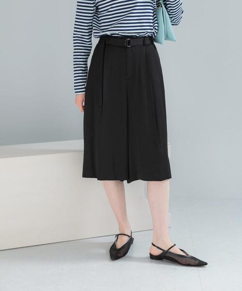 URBAN RESEARCH ROSSO WOMEN(アーバンリサーチ ロッソ)の「スラブサテンハーフパンツ(その他パンツ・レディース・ブラウン/ブラック・36/38)」の1枚目の写真