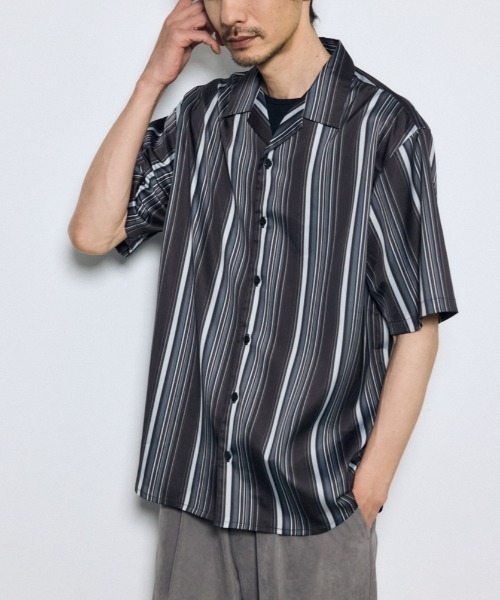 AZUL by moussy(アズールバイマウジー)の「マルチストライプ半袖シャツ(シャツ/ブラウス・メンズ・ホワイト系その他/ブルー系その他/ブラック系その他・MEDIUM/LARGE)」の2枚目の写真