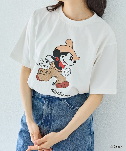 Disney(ディズニー)の「【Disney】別注 <ミッキー>ウエスタン バックプリントTシャツ(Tシャツ/カットソー・レディース・オフホワイト/ブラック・5L/4L/3L/LL/M)」の1枚目の写真