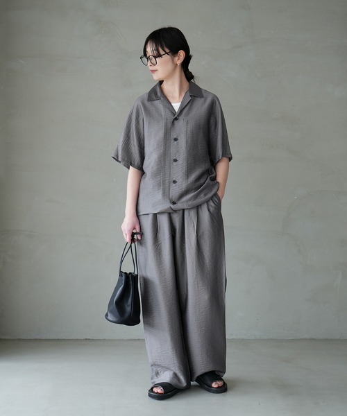 SOLAMONAT LARME(ソラモナラーム)の「シアーナイロンドローコードS/Sプルオーバー(シャツ/ブラウス・レディース・ブラック/グレー/ベージュ・FREE)」の2枚目の写真
