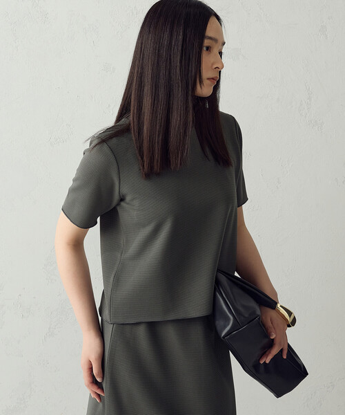 COMME CA ISM(コムサイズム)の「クルーネック ストレッチプリーツTシャツ / セットアップ対応(Tシャツ/カットソー・レディース・チャコール/ネイビー/アイボリー・MEDIUM/LARGE)」の2枚目の写真