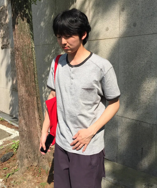 INTEMPOMOOD(インテンポムード)の「リングチェックポケットヘンリーネックTシャツ : 3カラー(Tシャツ/カットソー・メンズ・グレー/アイボリー/ブラック・MEDIUM/LARGE)」の6枚目の写真