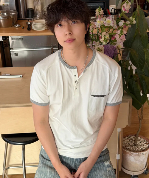 INTEMPOMOOD(インテンポムード)の「リングチェックポケットヘンリーネックTシャツ : 3カラー(Tシャツ/カットソー・メンズ・グレー/アイボリー/ブラック・MEDIUM/LARGE)」の14枚目の写真