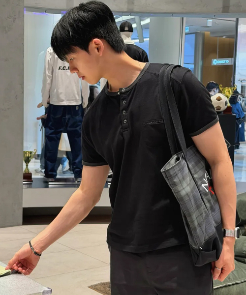 INTEMPOMOOD(インテンポムード)の「リングチェックポケットヘンリーネックTシャツ : 3カラー(Tシャツ/カットソー・メンズ・グレー/アイボリー/ブラック・MEDIUM/LARGE)」の16枚目の写真
