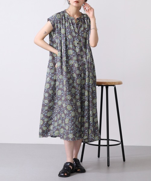 atONE（アットワン）の「接触冷感レーヨンプリントギャザーワンピース　ノースリーブ（ワンピース・レディース・グレー/ライム/ネイビー/ブルーグリーン・L/M）」の2枚目の写真