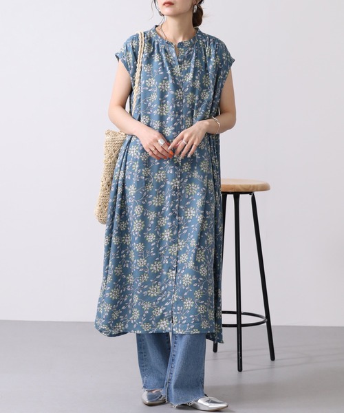 atONE（アットワン）の「接触冷感レーヨンプリントギャザーワンピース　ノースリーブ（ワンピース・レディース・グレー/ライム/ネイビー/ブルーグリーン・L/M）」の4枚目の写真