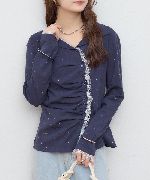 mystic（ミスティック）の「【華奢見えトップス/NVYラインストーン素材】アシメタックプルオーバー（Tシャツ/カットソー・レディース・アイボリー/チャコールグレー/ブルー/ネイビー・FREE）」の3枚目の写真