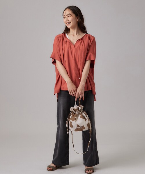 SHOO・LA・RUE(シューラルー)の「アソートプリント巾着バッグ(ショルダーバッグ・レディース・ベージュ系3/ブルー系/ブラウン系4/ベージュ系・00)」の10枚目の写真