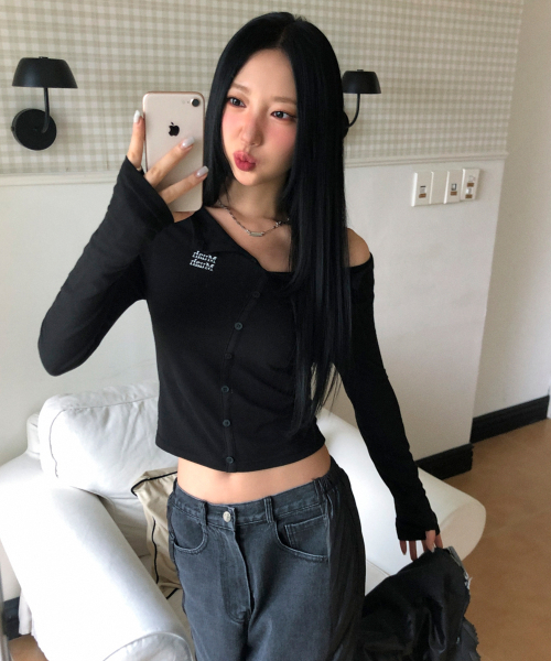 muahmuah（ムーアムーア）の「オフショルダー ヘンリーロングスリーブTシャツ[ブラック]（Tシャツ/カットソー・レディース・その他・FREE）」の4枚目の写真